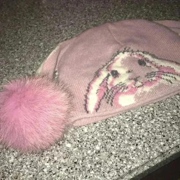 Women hat for winter super Kool worn once ✅✅ - Picture 4 of 8